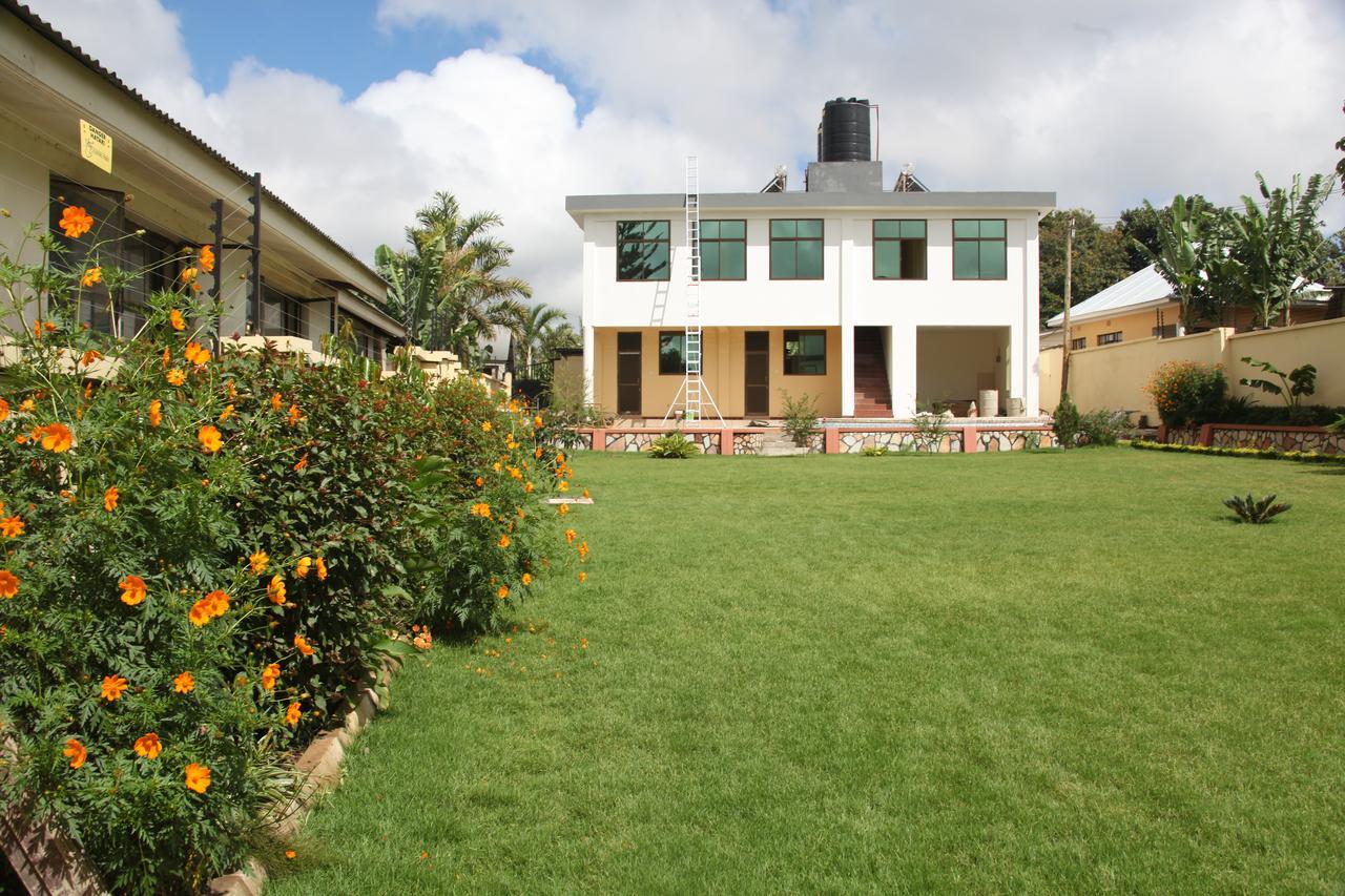 Merves Hotel Arusha Buitenkant foto