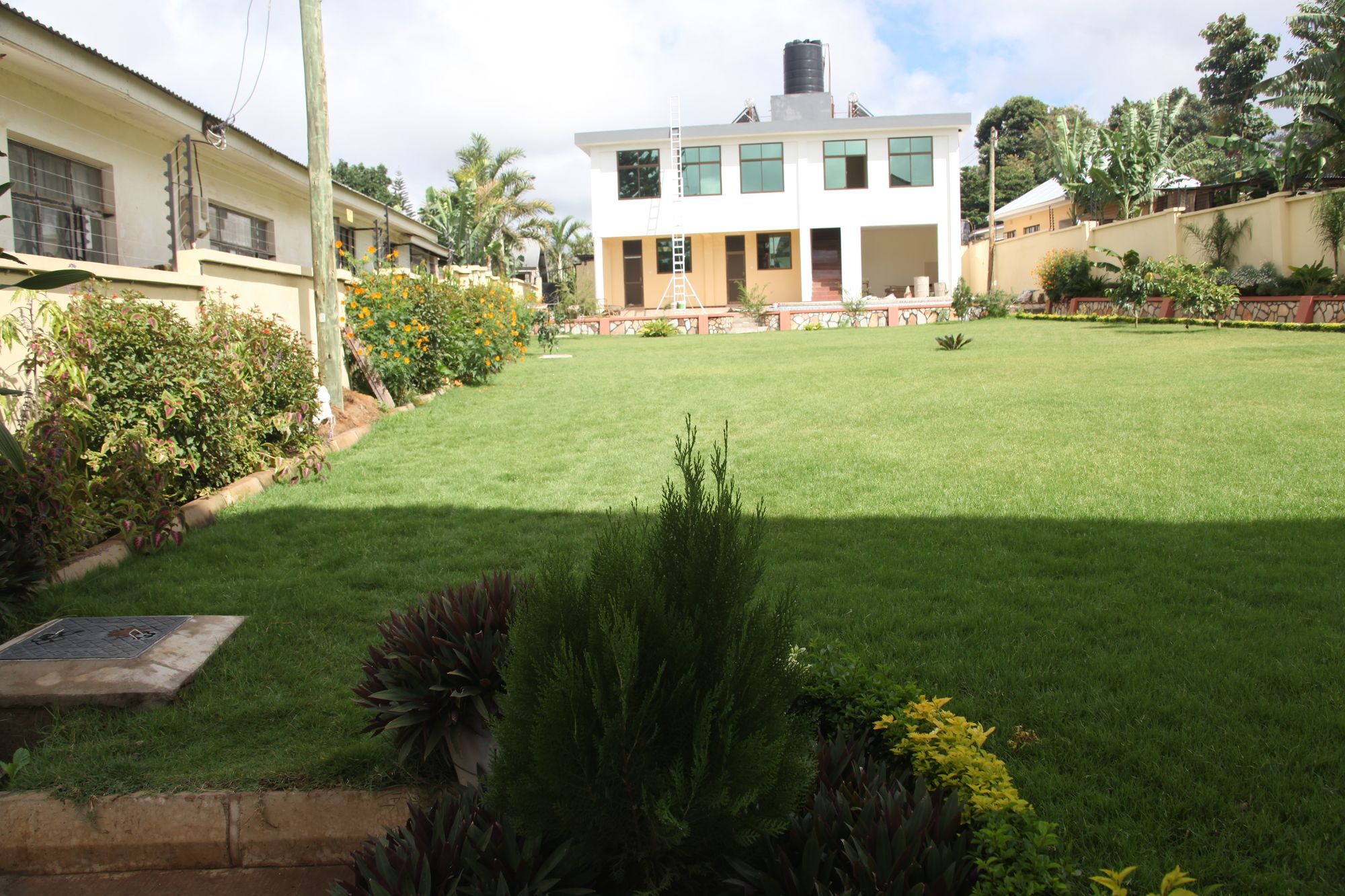 Merves Hotel Arusha Buitenkant foto